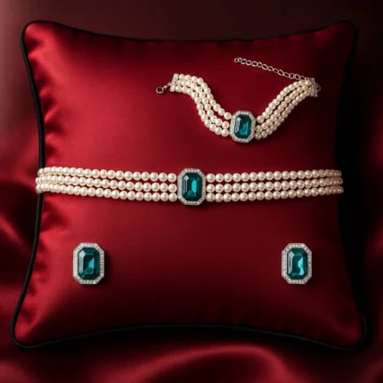 Artificial pearl jewelry set choker necklace with emerald green centerpiece – close-up